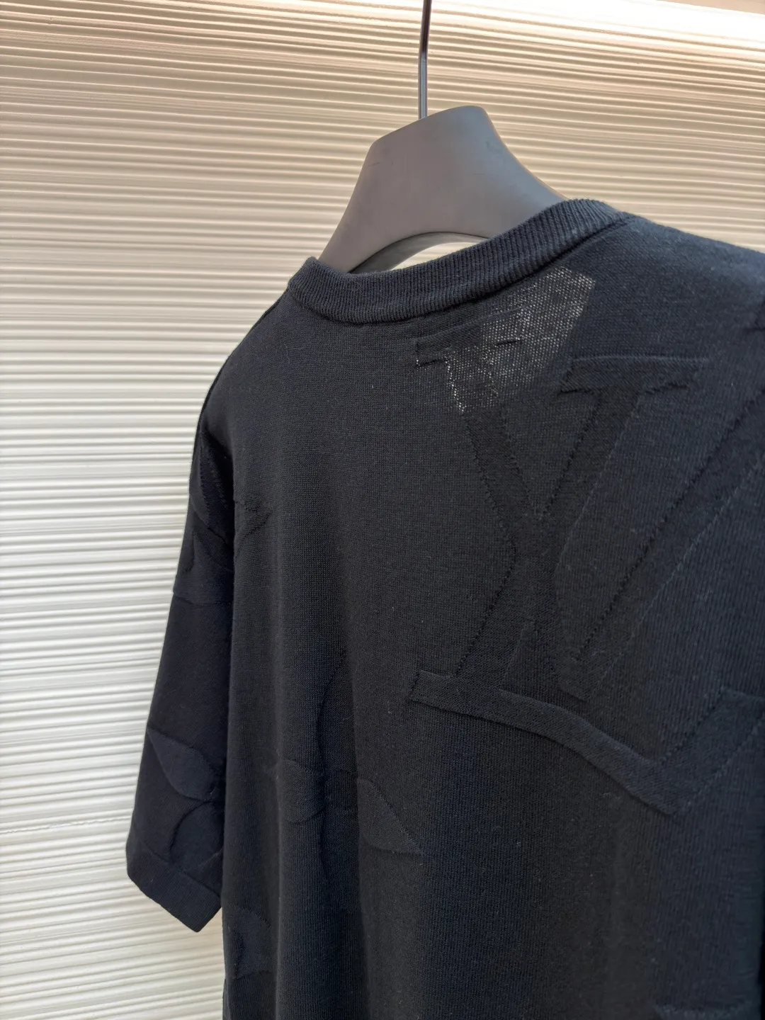 LOUIS VUITTON Four-leaf clover woolen short-sleeve ●Original version: purchased and developed for 10800 ●Item number: 1681109-A55 ●Fabric: combed cotton fabric ●Technology: woolen fabric ●Version: fitted version ●Weight: about 265 grams ●Size: XS-S-M-L ●Description: The wool material is made of 40s double-ply 100% combed cotton yarn, and the machine uses 14 needles and 2 yarns to weave the piece. A single piece takes 160 minutes per piece, 20 minutes for plate sewing, manual quality inspection, and specific three-standard washing. The overall wiring is straight and delicate, the fabric is comfortable and soft, and the color is consistent without color difference. It can be matched with the same style to create a fashionable look and control various occasions. Customized accessories, complete with three standards, same style for men and women!